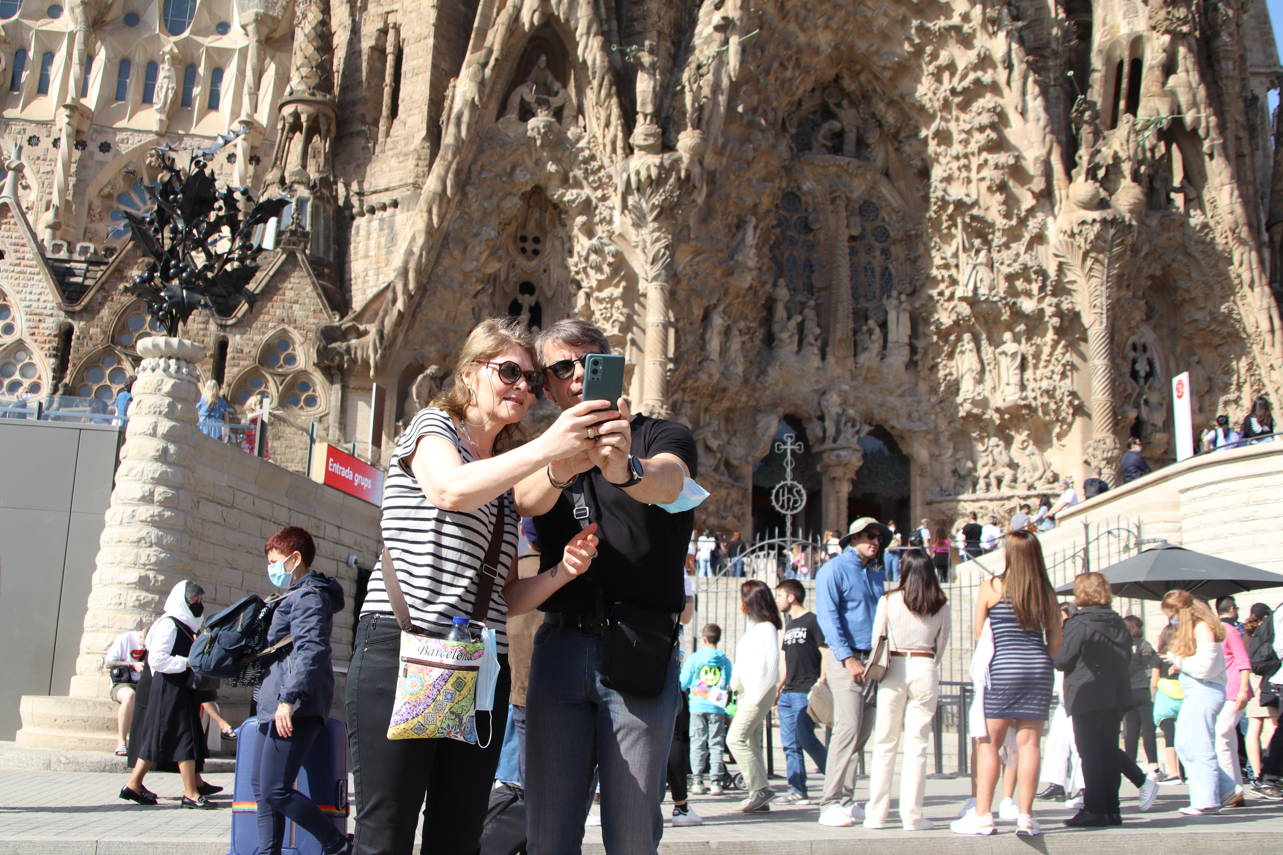 turistes davant la sagrada família , Foto: Carlota Lopez / ACN