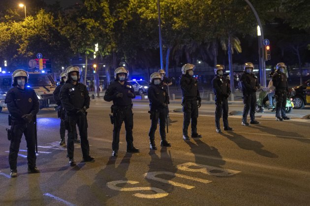 EuropaPress 3728807 varios agentes guardia urbana barcelona frente jovenes ambiente festivo 22