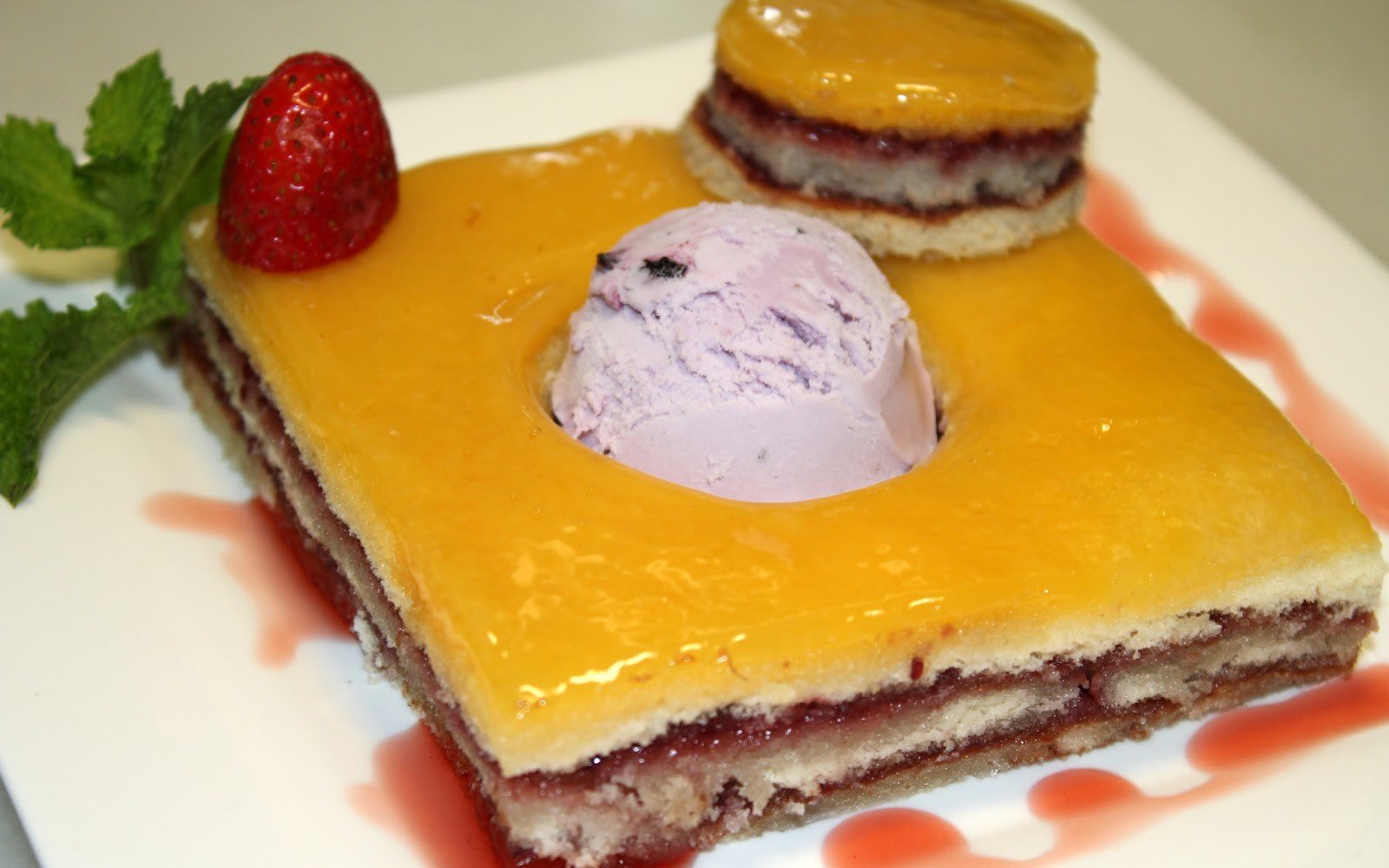 Corte de frambuesas con helado de leche y yogur con fruta del bosque La Fageda