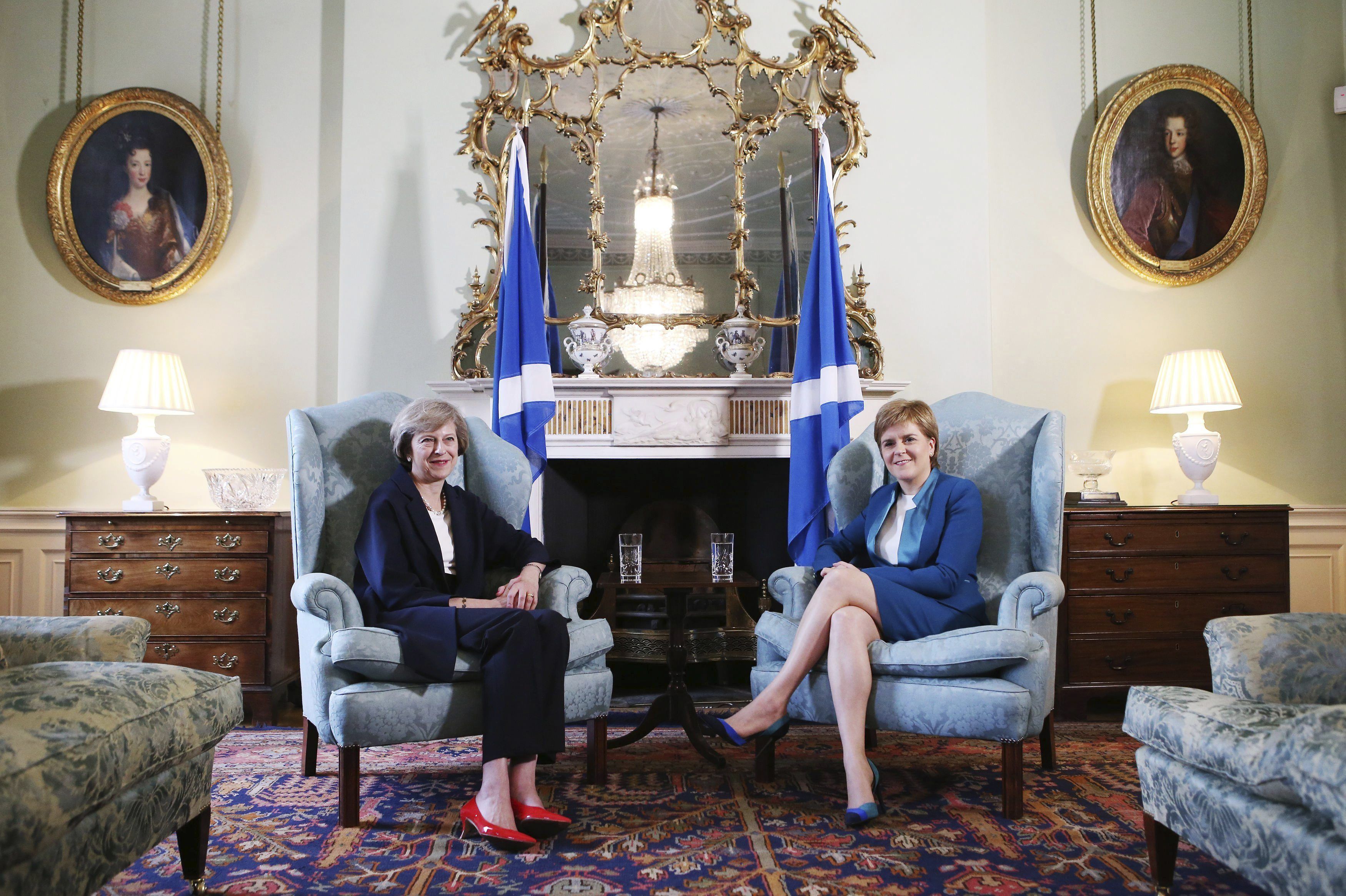 Primera reunió May-Sturgeon: declaracions en sintonia, simbolisme discordant