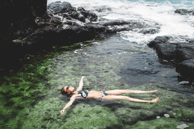 Una mujer se baña en aguas frías / Unsplash