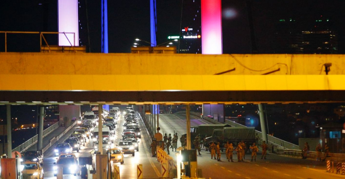 El ejército sublevado corta los puentes del Bósforo