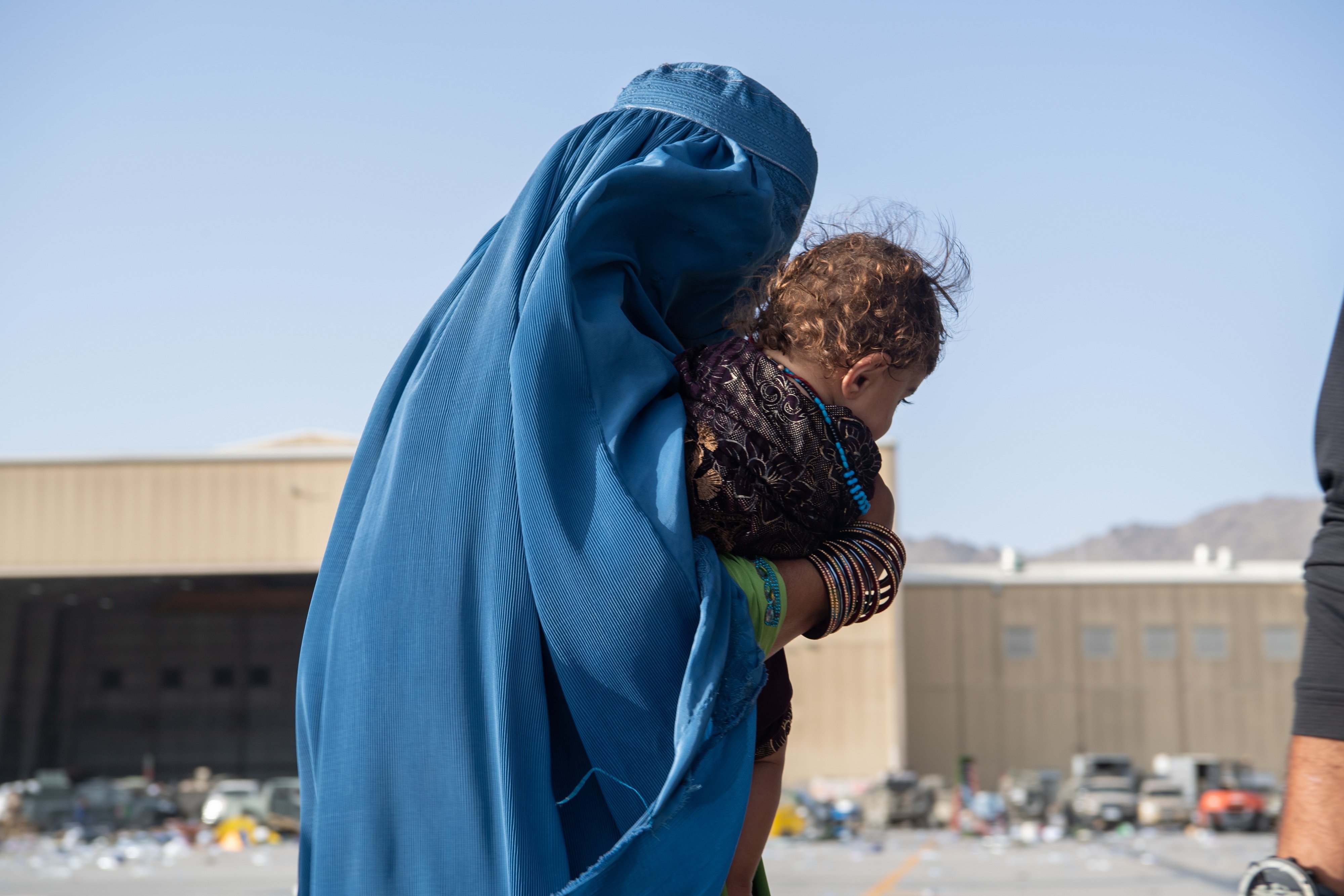 El coraje de las afganas: las madres piden a los talibanes que sus hijas puedan ir a escuela