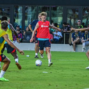 De Jong no es parla amb 7 jugadors del Barça i només es relaciona amb 4