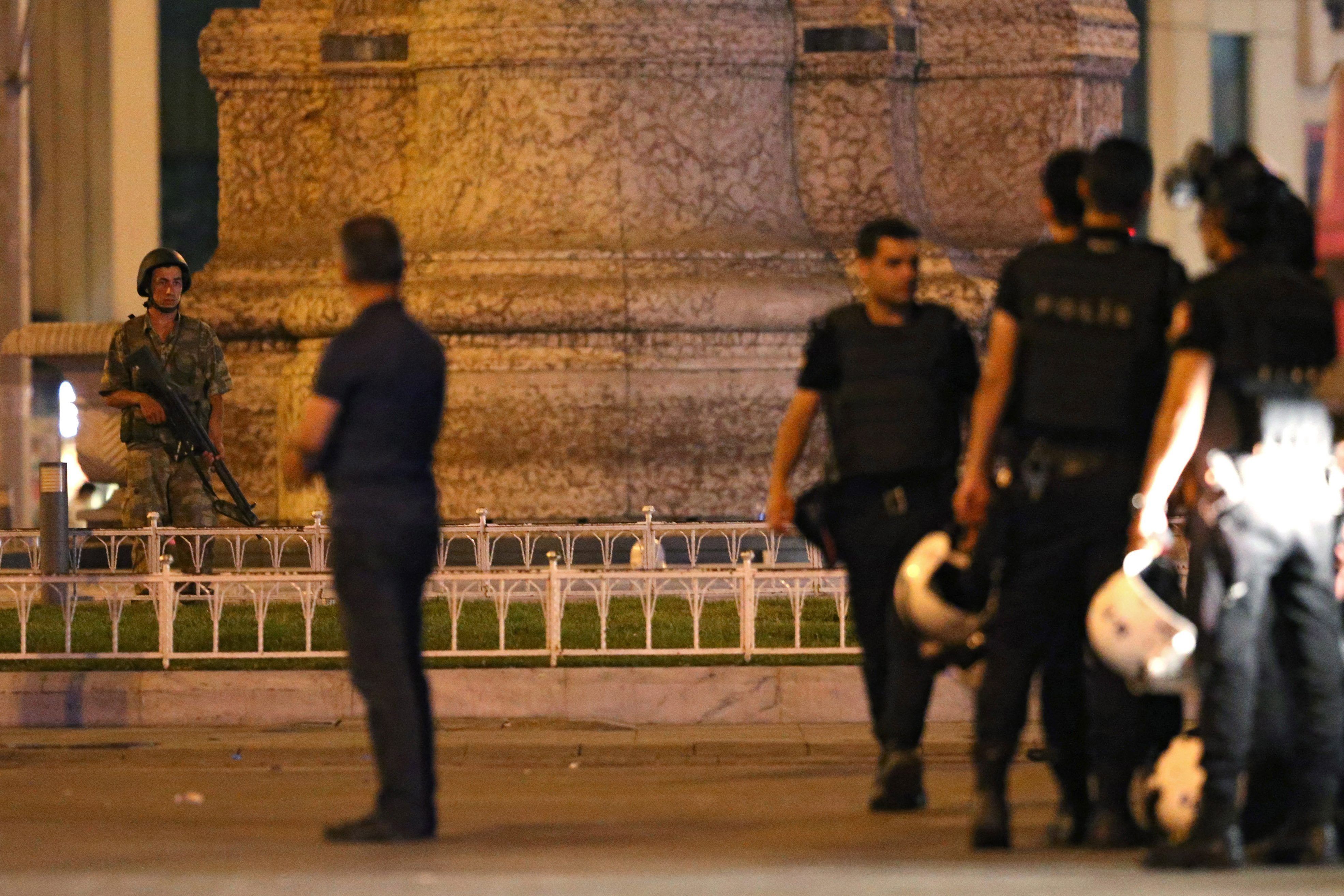 El president crida als turcs a sortir al carrer en defensa de la democràcia