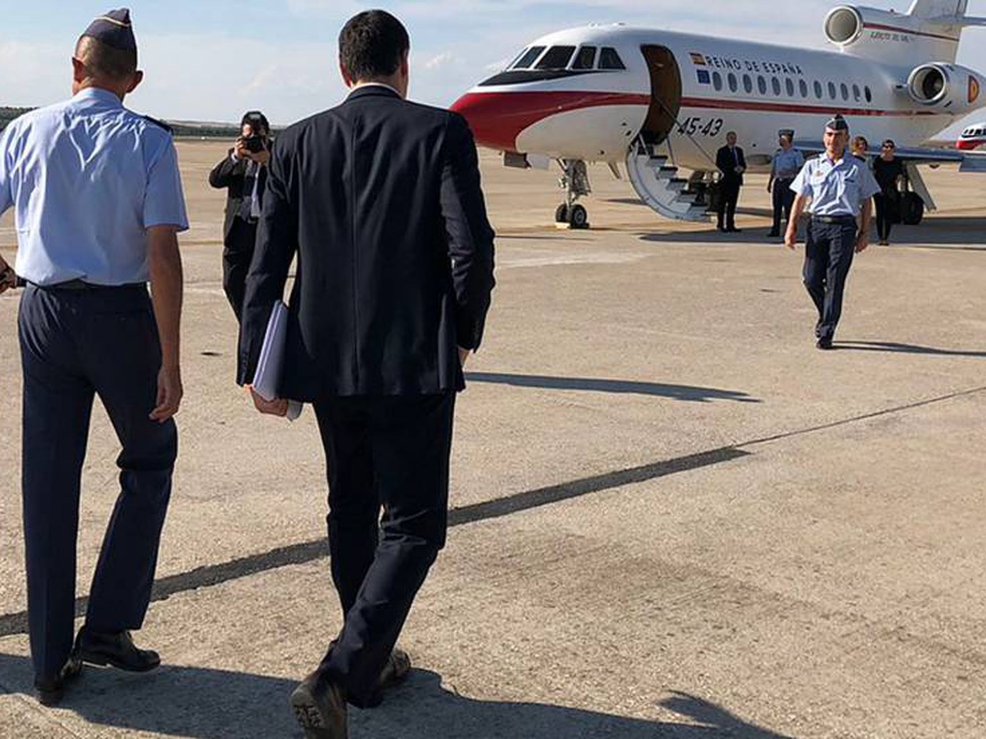 El mueble bar del avión Falcon de Pedro Sánchez: pacharán, whisky, ron, vodka...