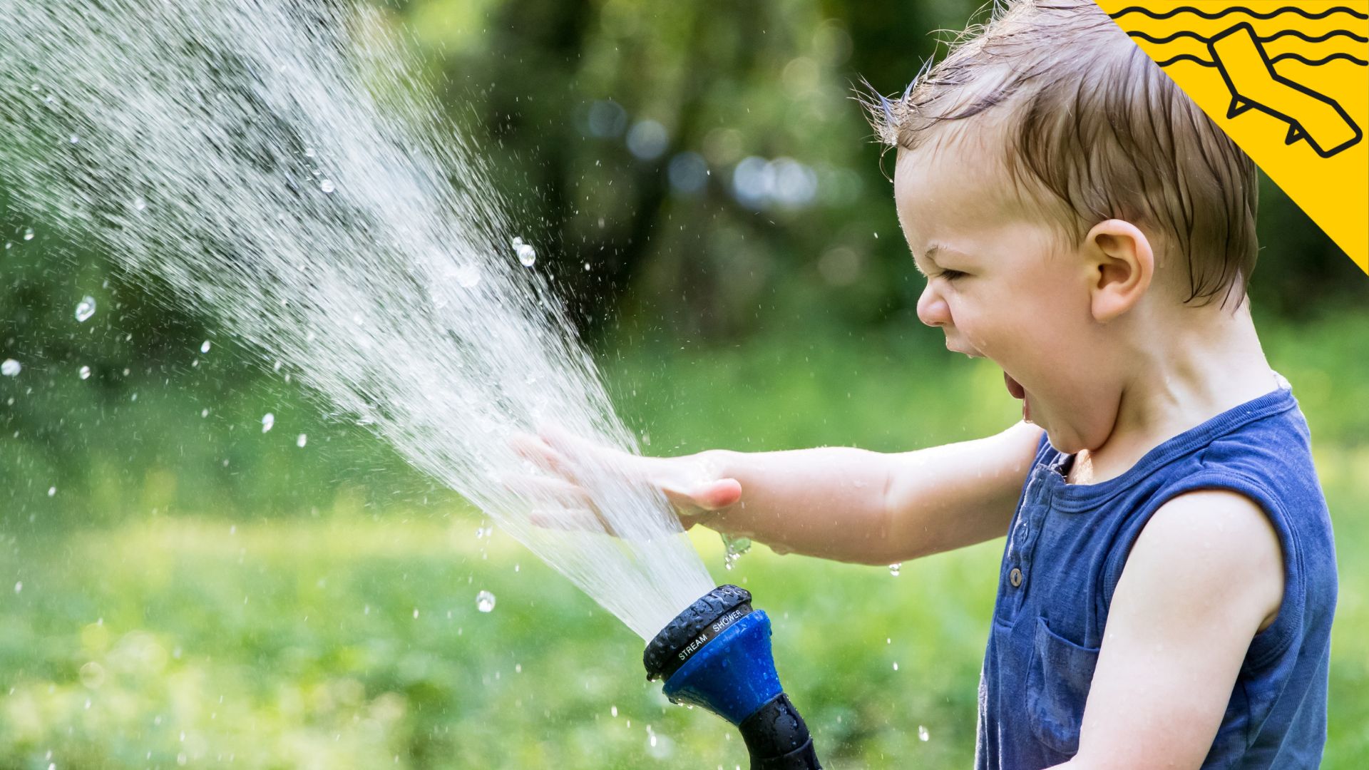 5 juegos de agua para hacer con niños lejos de la playa y la piscina