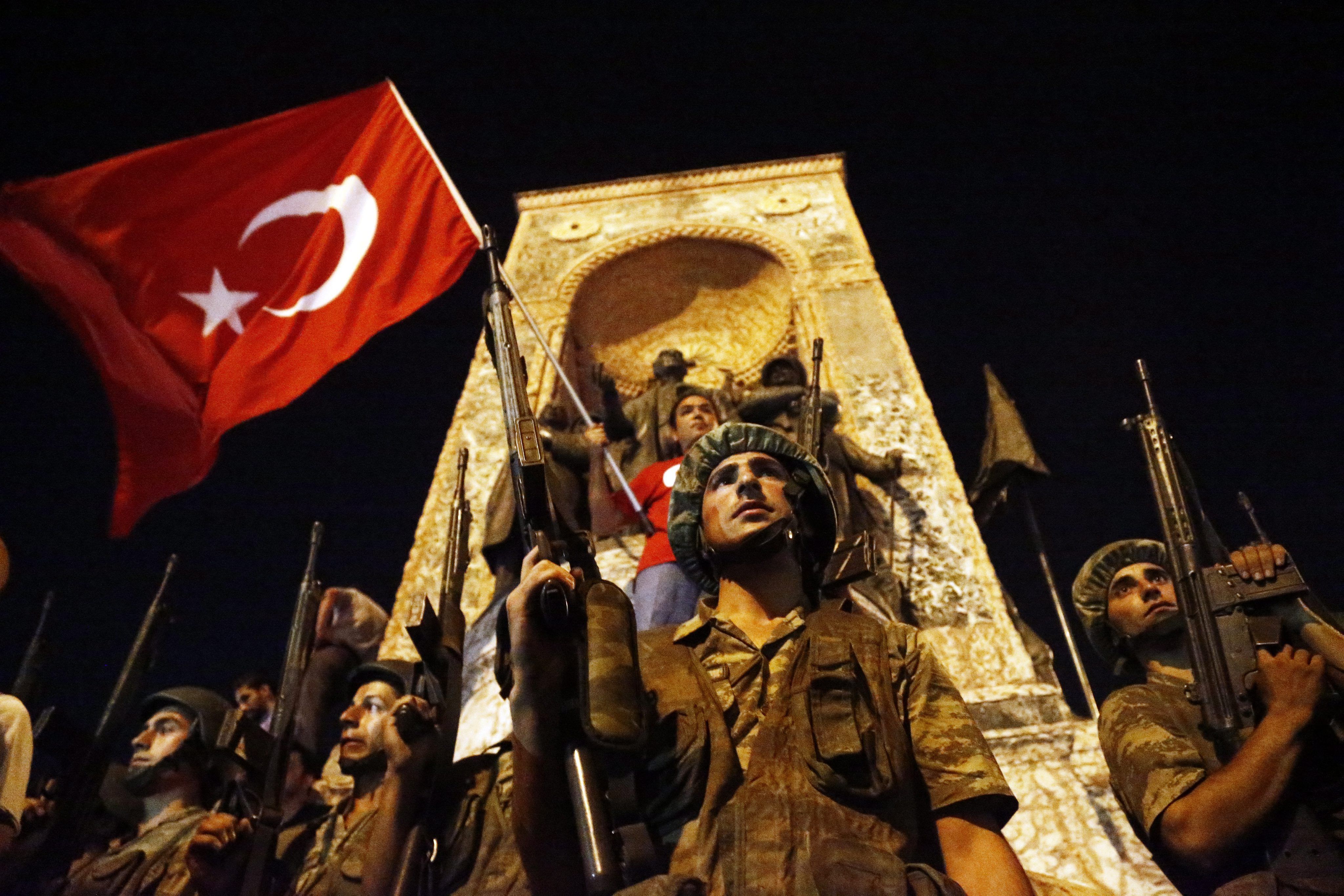 Fracasa el intento de golpe de Estado contra Erdogan en Turquía