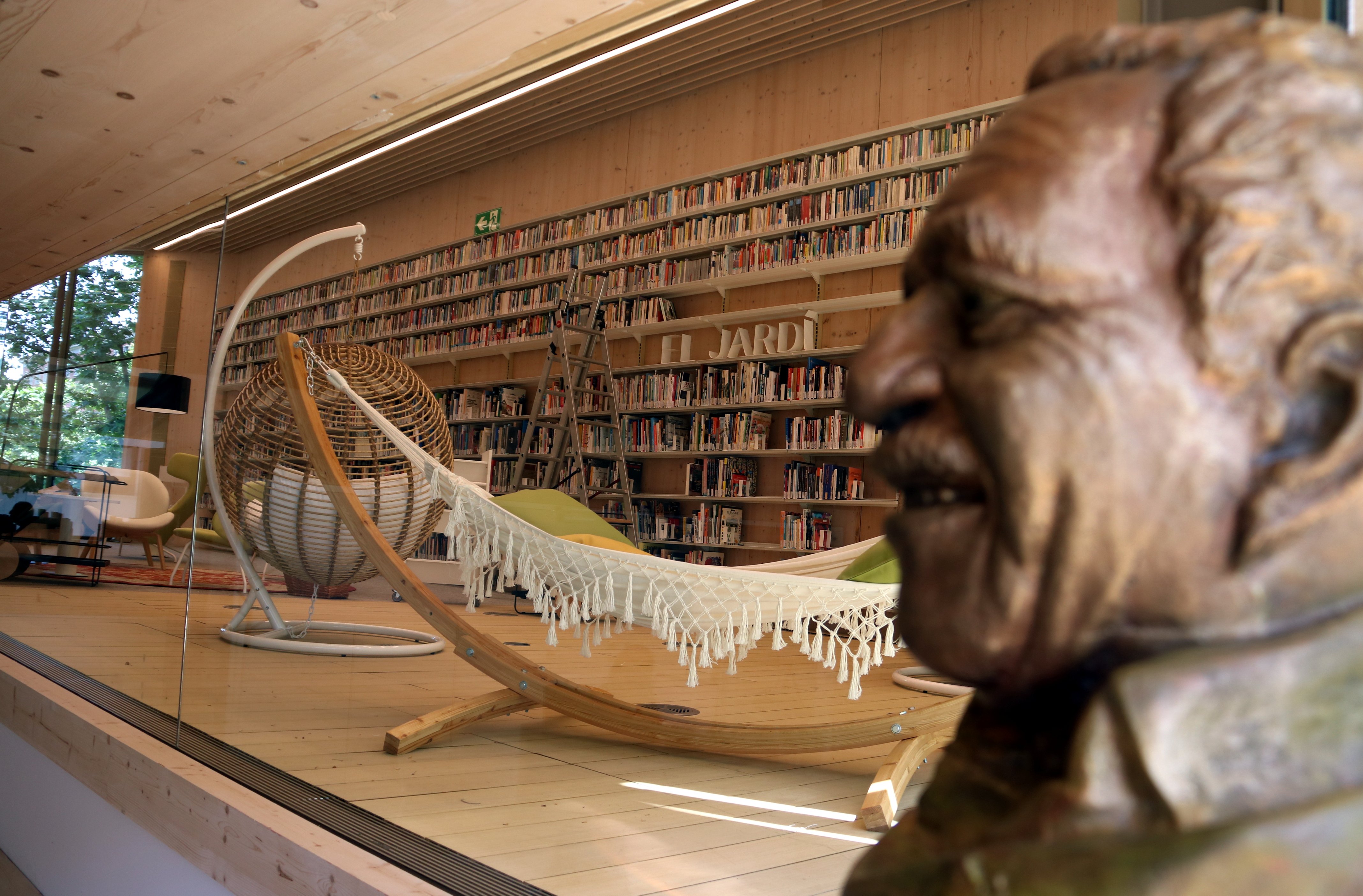 Trucs per sobreviure a una onada de calor: trepitjar una biblioteca (t'agradi o no llegir)