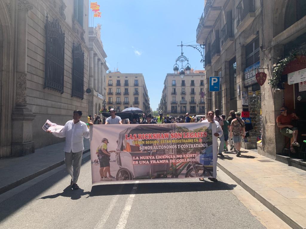 Los conductores de bicitaxis se rebelan contra Collboni: "Somos legales"