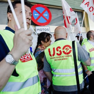 EuropaPress 4547838 varios trabajadores ryanair banderas concentracion instalaciones terminal