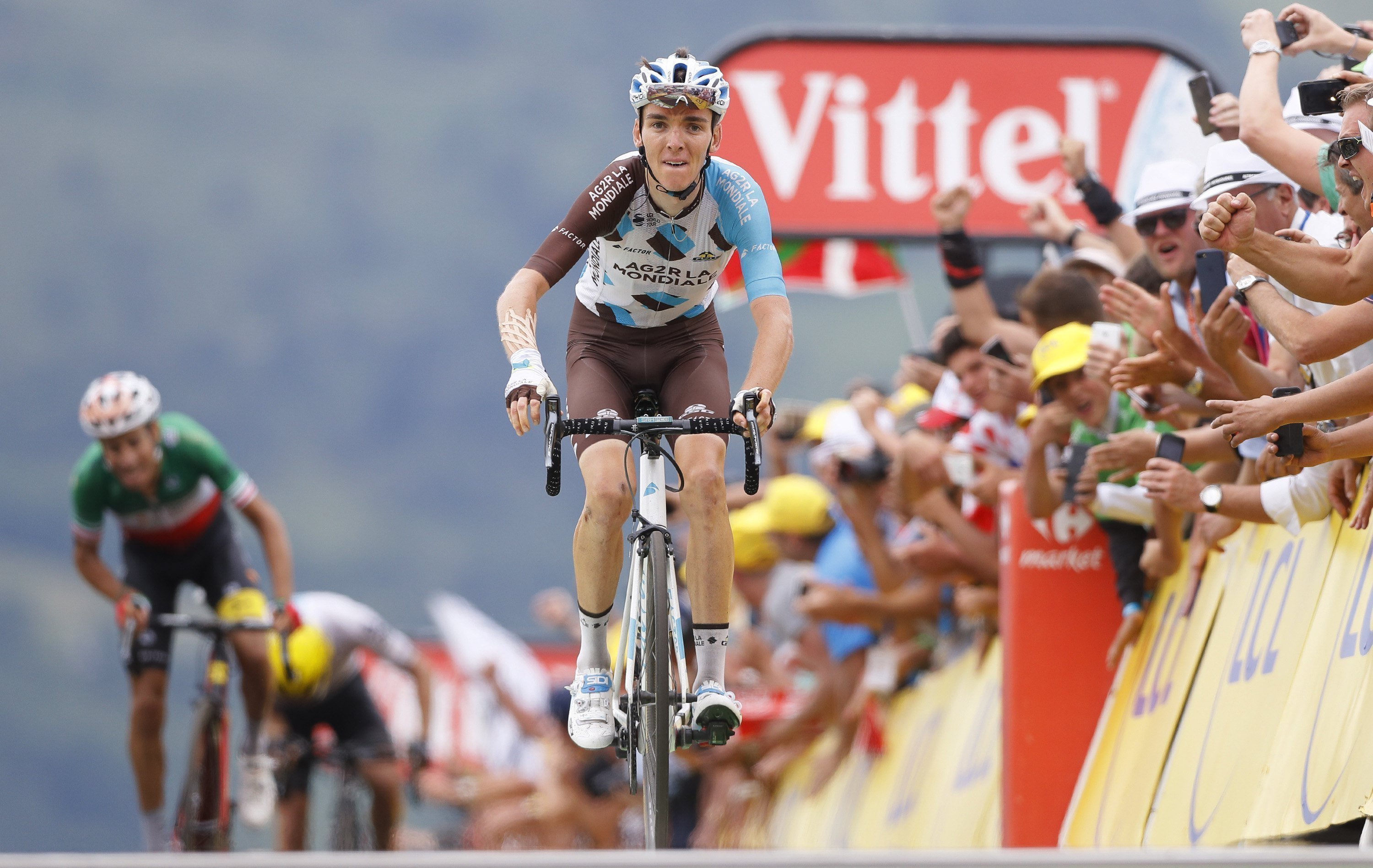 Bardet gana, Aru es líder y Froome desfallece