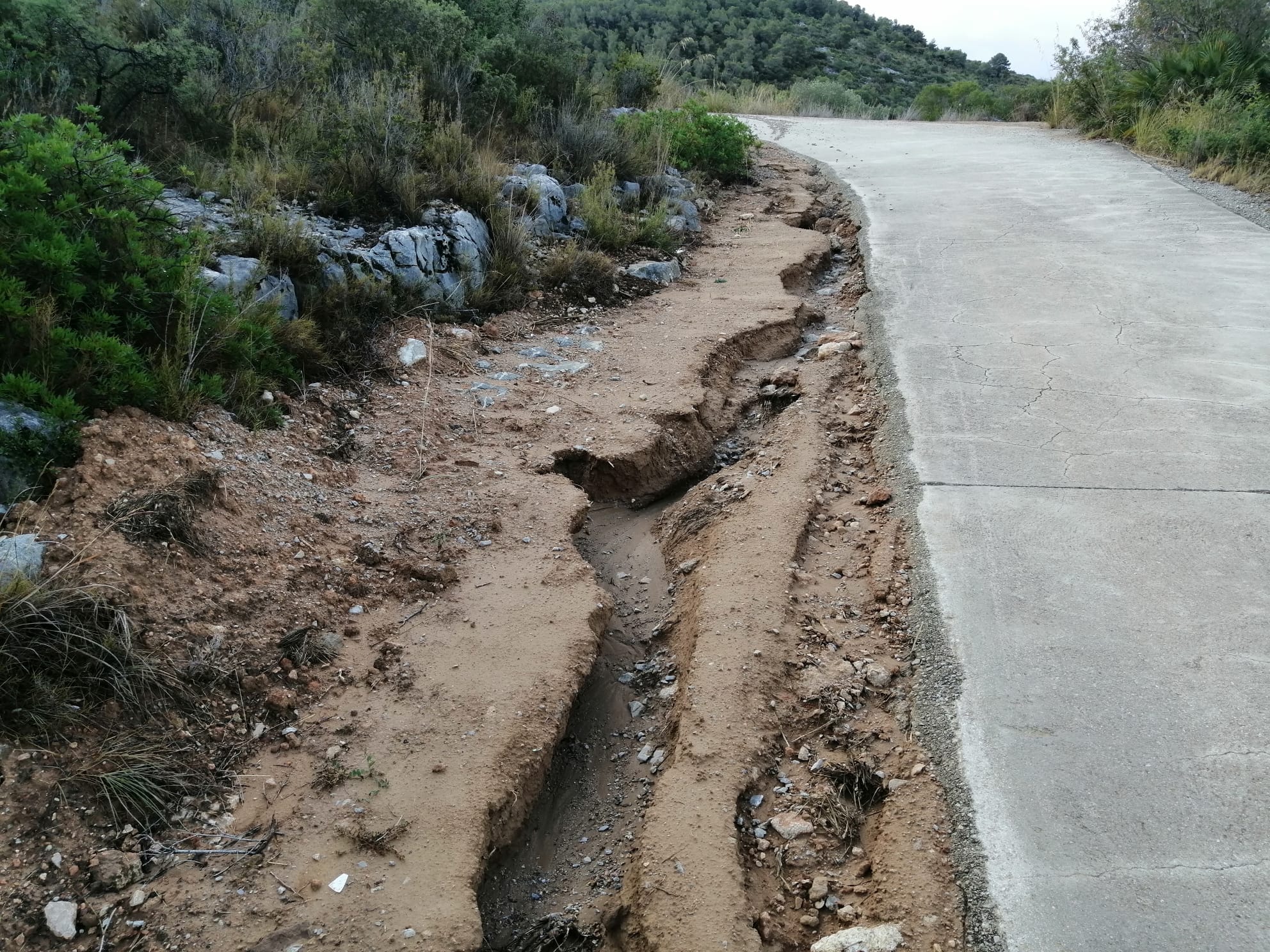 Els primers aiguats provoquen destrosses i el pitjor està per arribar: 30 comarques en alerta