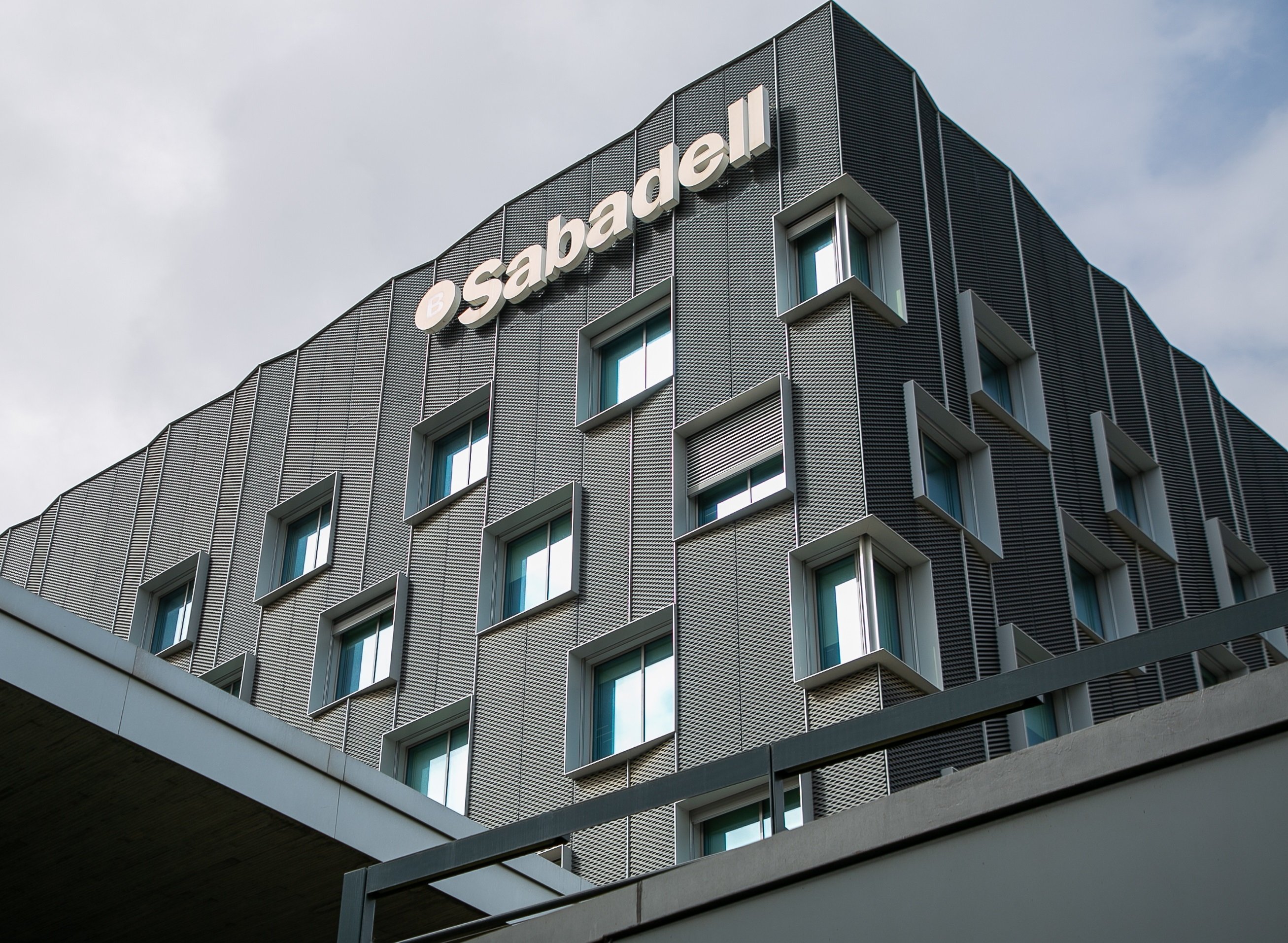 Banc Sabadell gana 393 millones de euros en el primer semestre del 2022, un 78% más