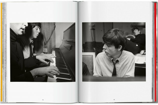 Paul McCartney tocant el piano a París el 1964   Foto Harry Benson
