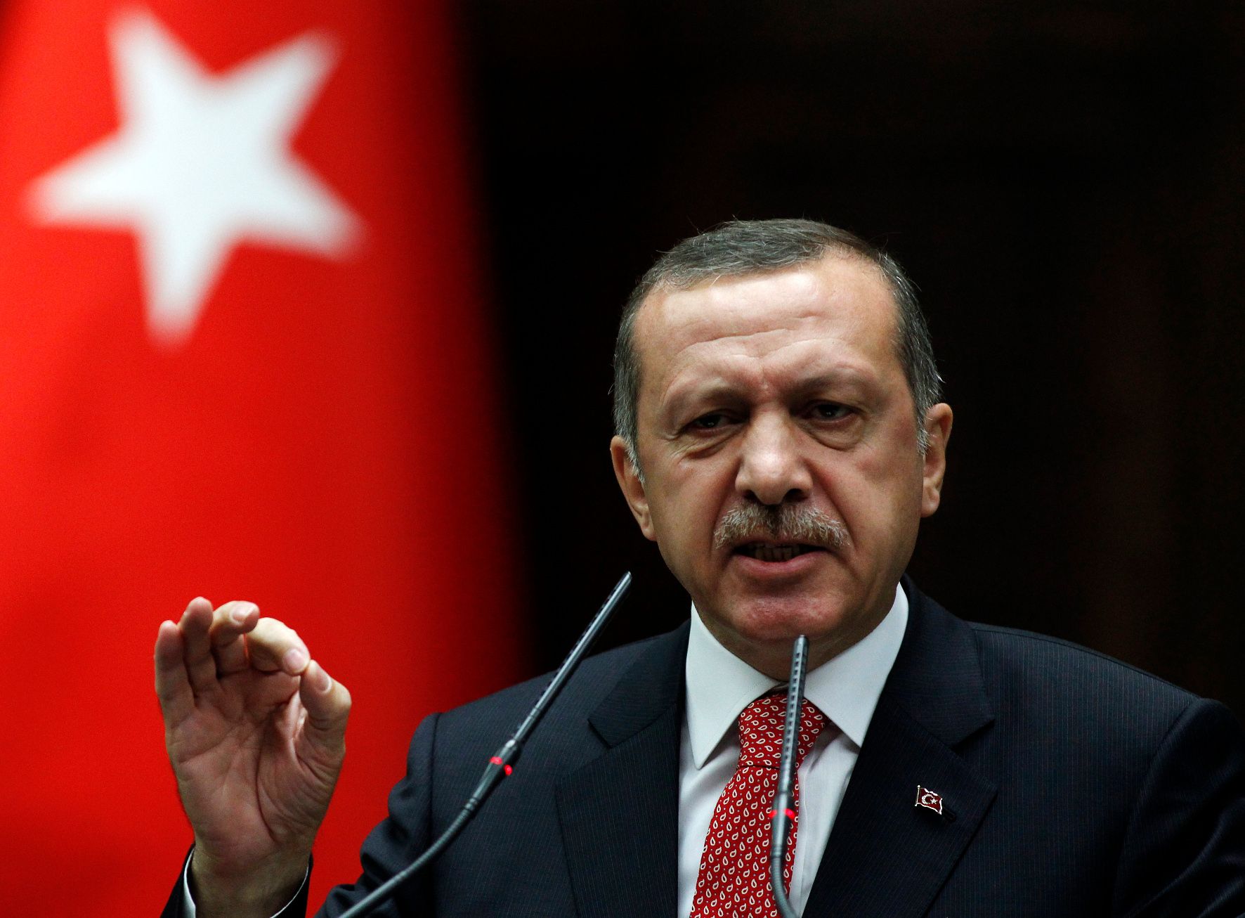 Erdogan sale reforzado del golpe de Estado y responde con mano dura