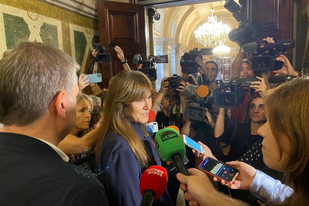 Laura Borras atent els periodistes / Carme Rocamora Laura Borras atent els periodistes / Carme Rocamora