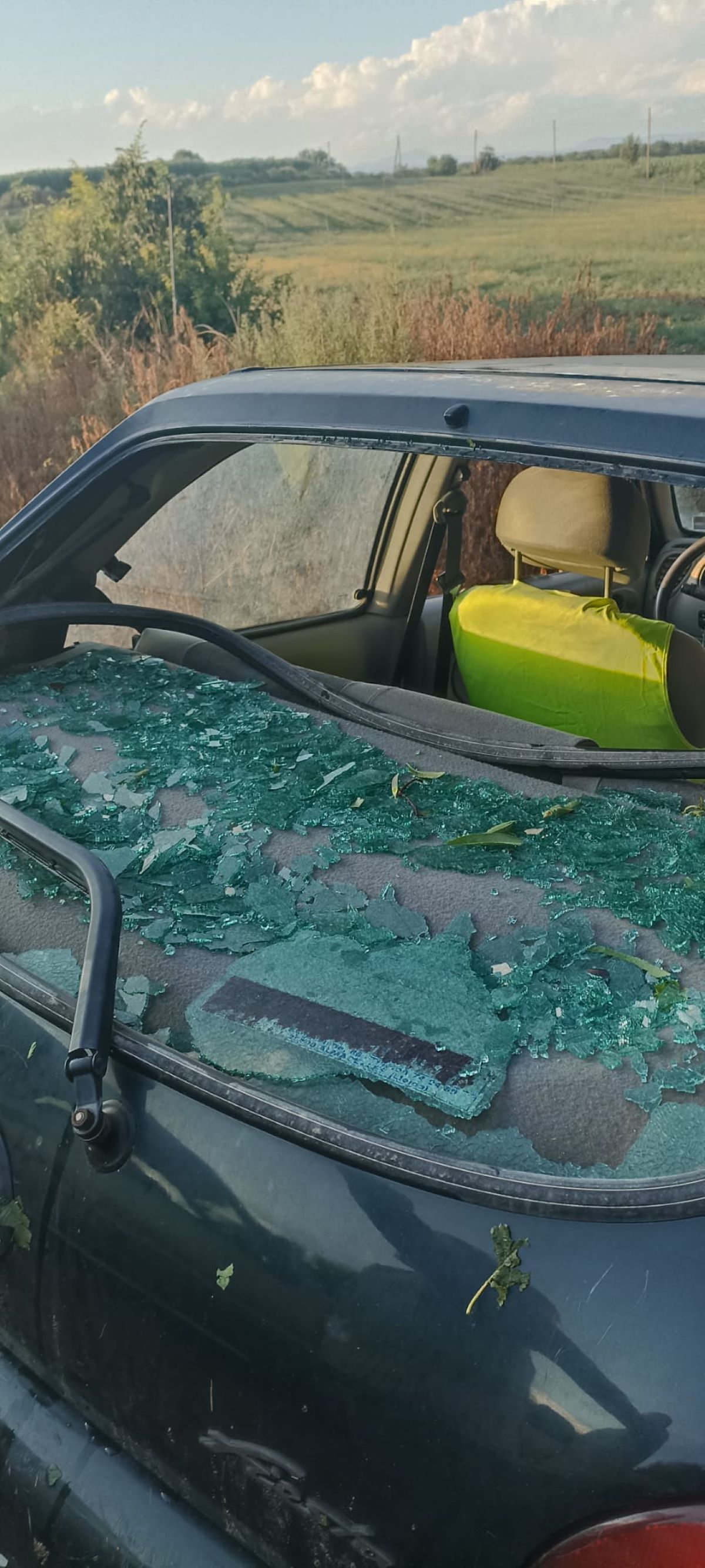Cotxe amb vidres trencats per una pedregada a Almacelles @jordialgerri Twitter