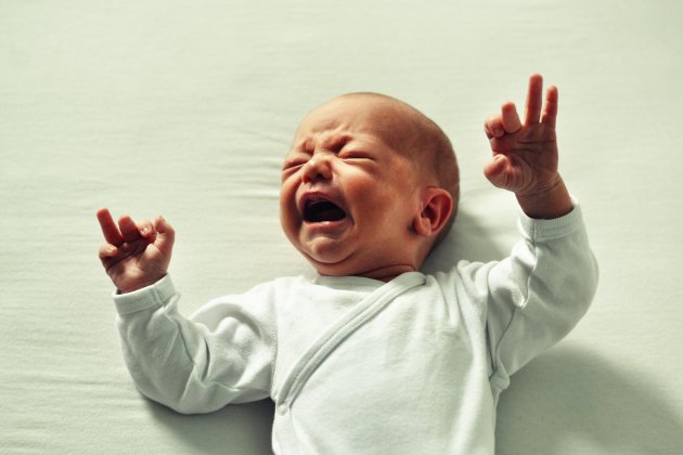 Un bebé llora tumbado en la cama / Unsplash Un bebé llora tumbado en la cama / Unsplash