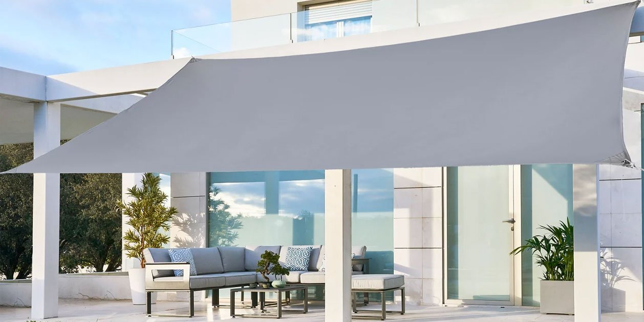 Leroy Merlin tiene un set de sofás y mesa baja de aluminio que podría estar en cualquier casa de diseño