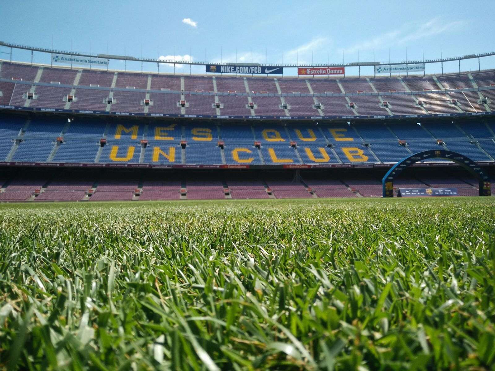 Roben dos equips de fotografia en dos mesos al Camp Nou