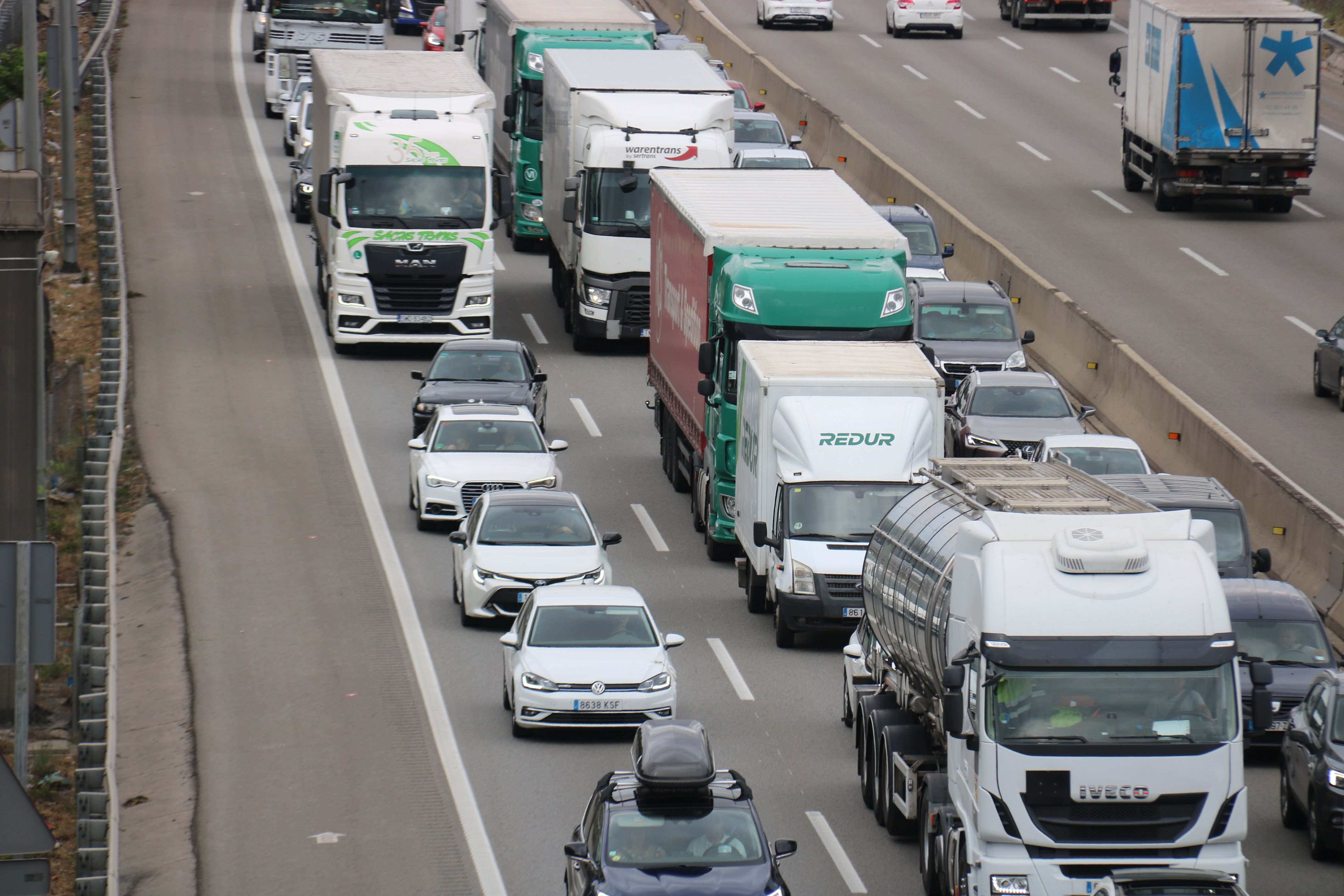 Operació sortida: 411.000 vehicles surten de l'àrea de Barcelona amb cues que van minvant