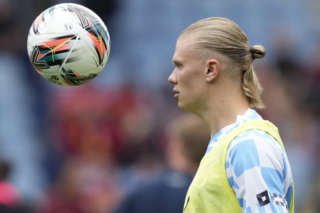 Erling Haaland pilota / Foto: EFE