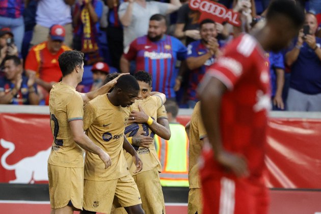Dembele Raphinha Lewandowski celebracion gol New York Red Bulls / Foto: EFE Dembele Raphinha Lewandowski celebracion gol New York Red Bulls / Foto: EFE