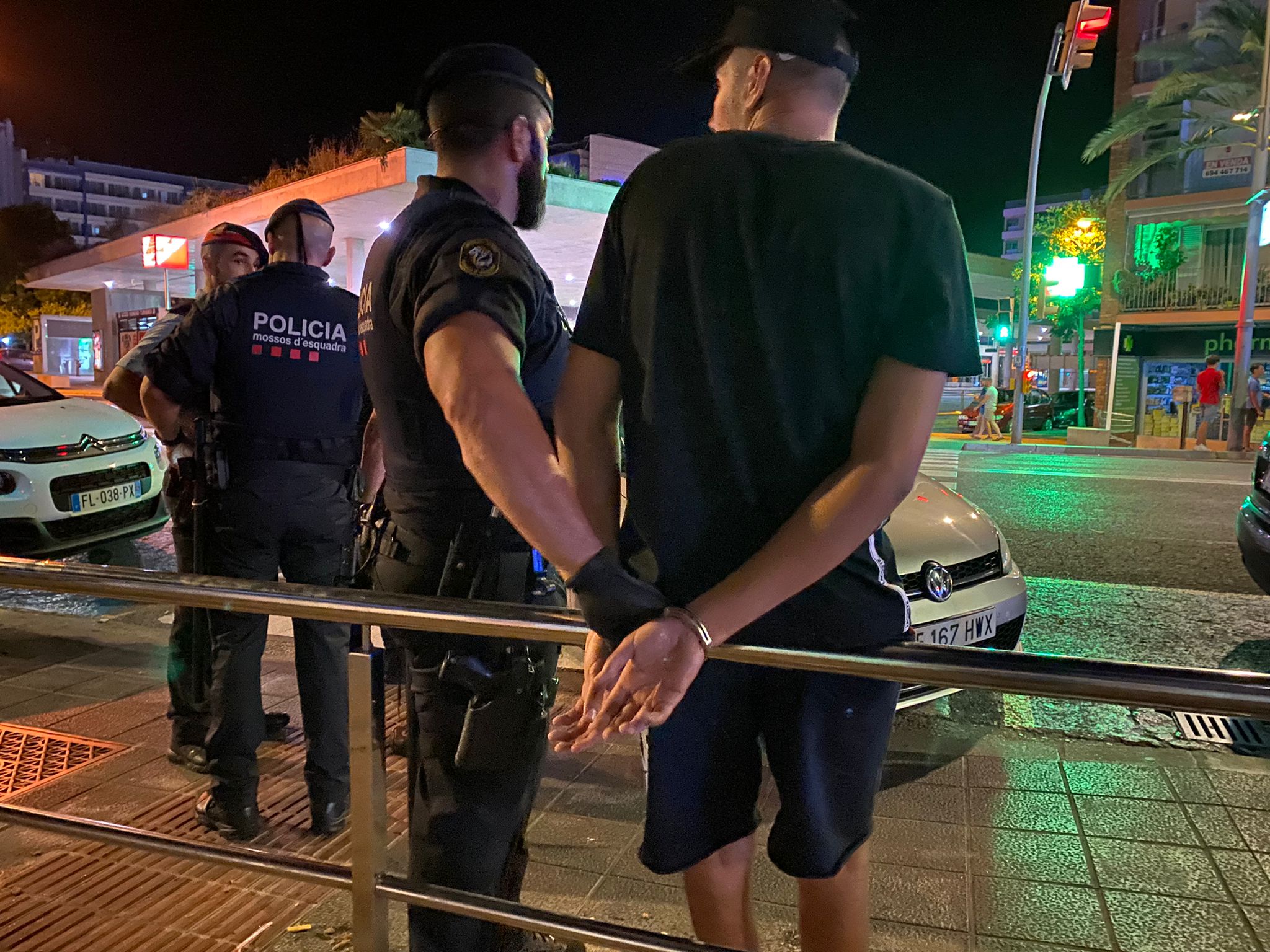 La loca noche de Lloret de Mar desde el interior de una furgoneta de los Mossos | VÍDEO