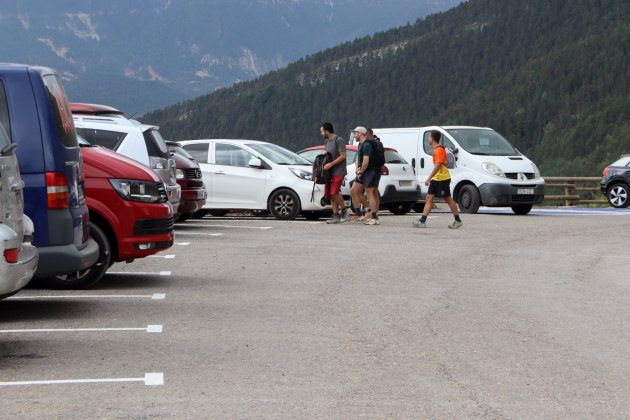 Vehicles aparcats mirador Gresolet al peu del Pedraforca ACN