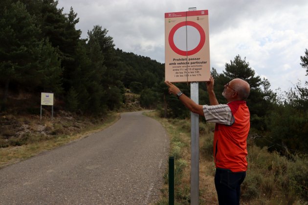 Cartel anuncia prohibido el acceso motorizado al mirador Gresolet al Pedraforca ACN