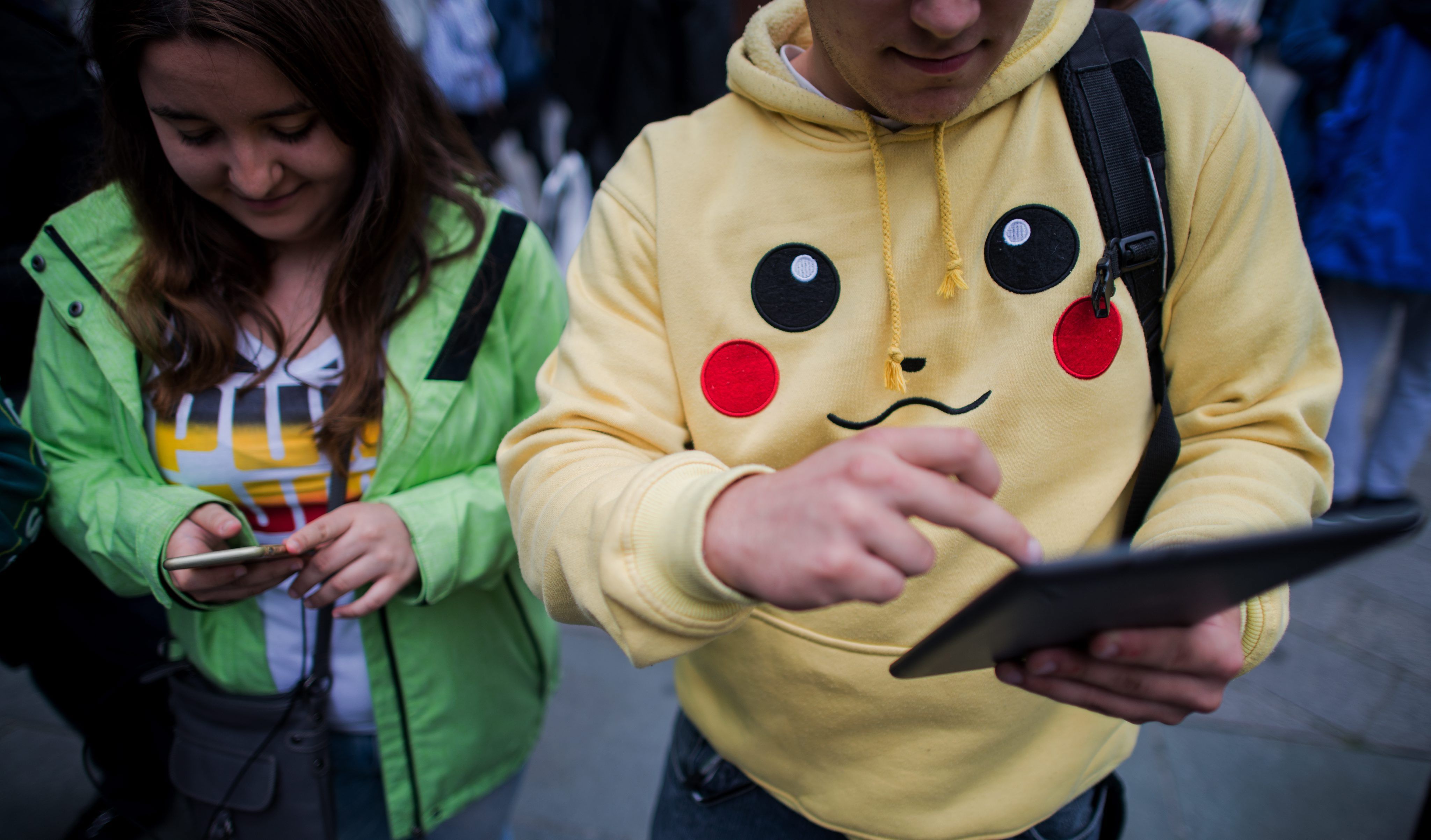La locura Pokémon se desata en playas y parques de Barcelona