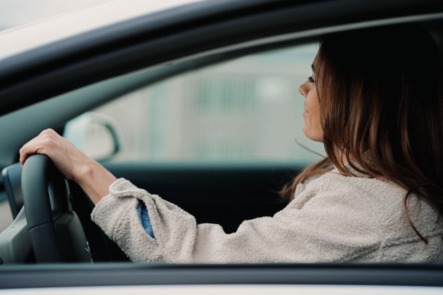 Mujer conduciendo / Unsplash