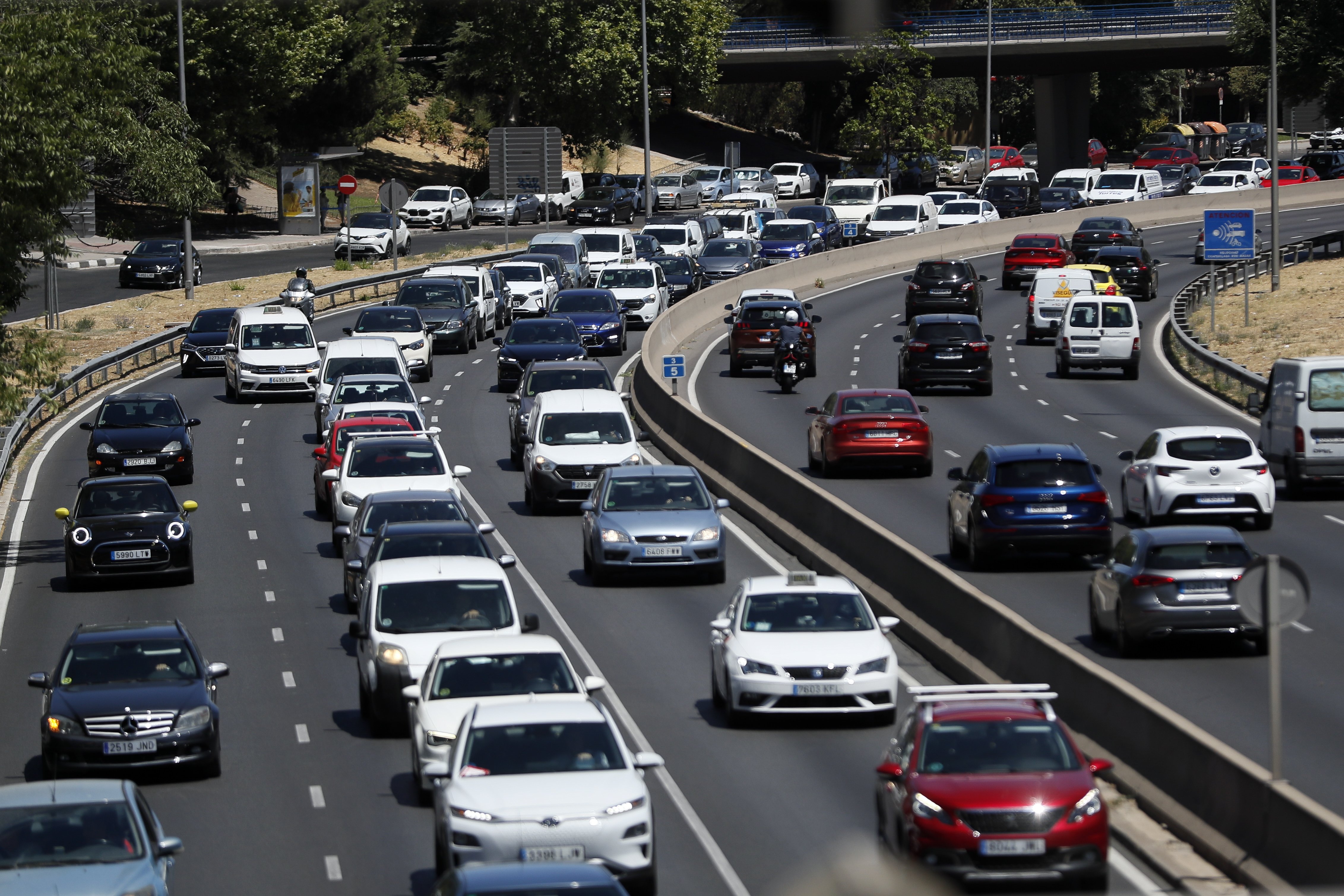 La DGT limita la circulació pel carril esquerre a aquests vehicles