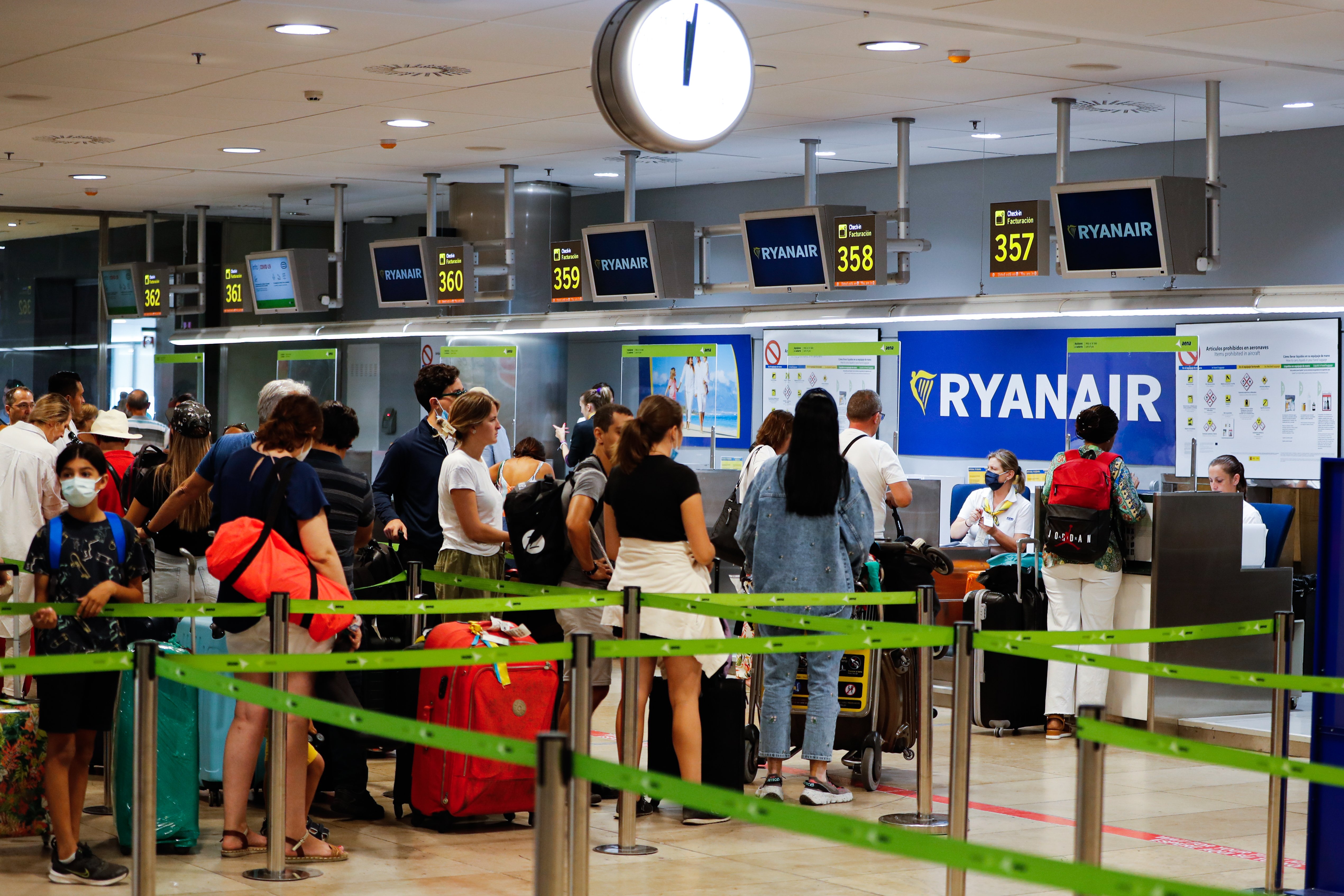 Terminal facturació aeroport Barajas Madrid vacances vols companyies low cost Ryanair / Foto: Efe