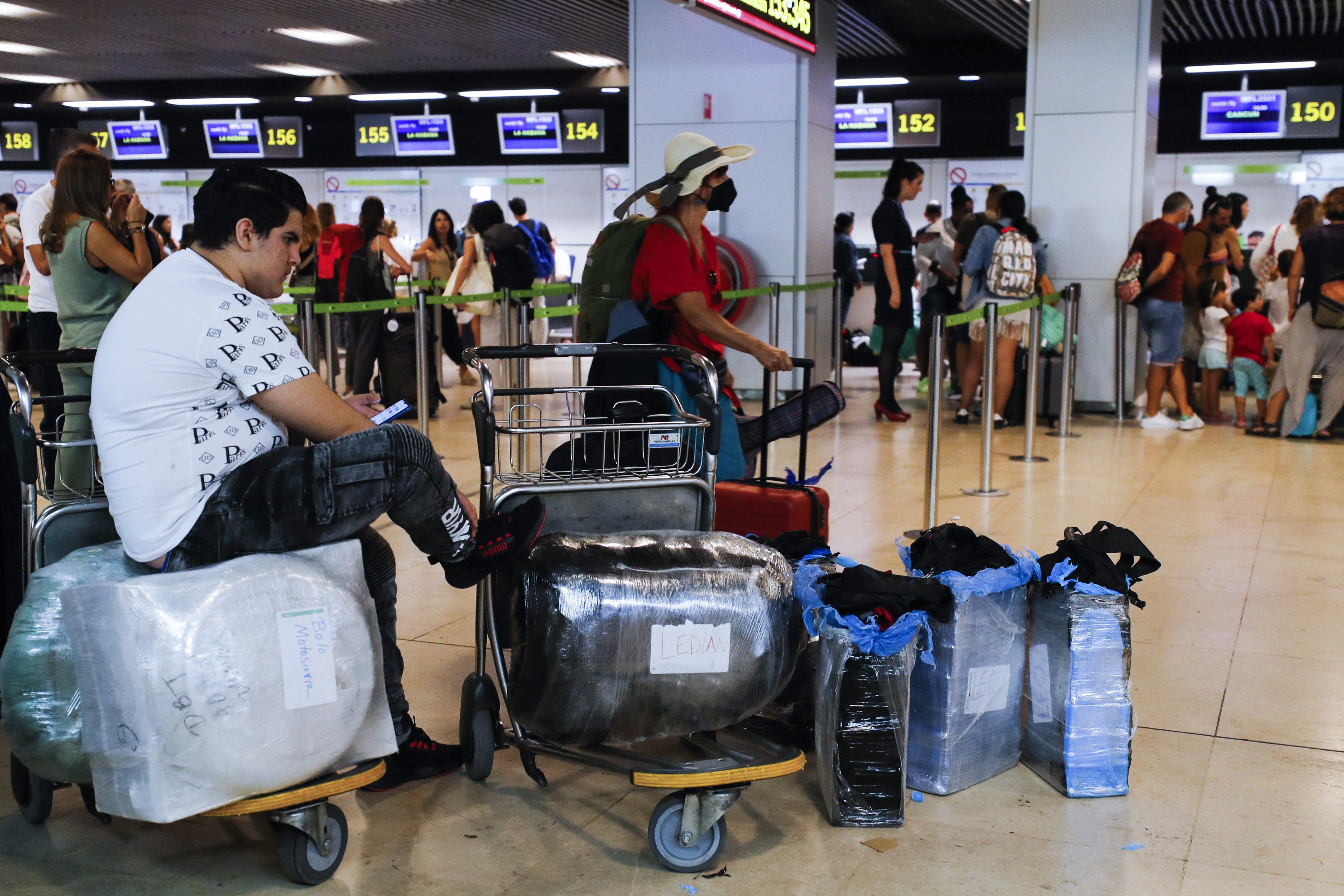 Desvíos y retrasos en el Aeropuerto de Barajas por la presencia de drones