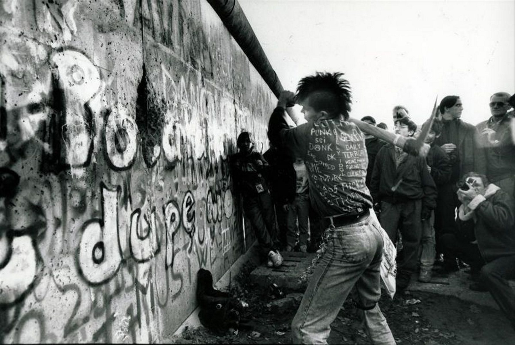 Punks, skinheads nazis, capellans i espies de l'Stasi: l'altra història de la caiguda del mur de Berlín