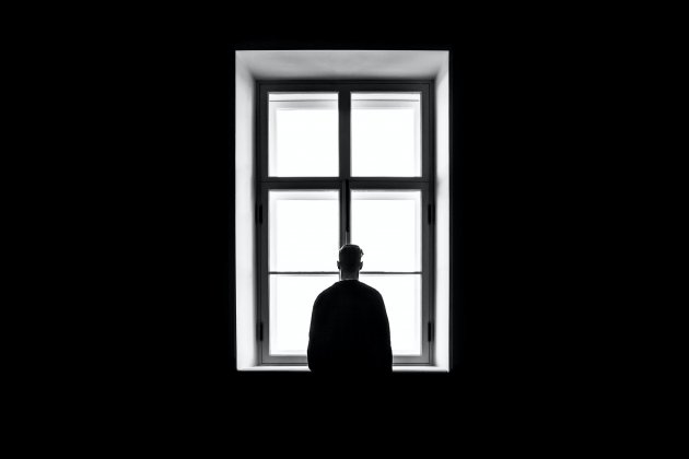 Hombre triste frente a una ventana / Unsplash