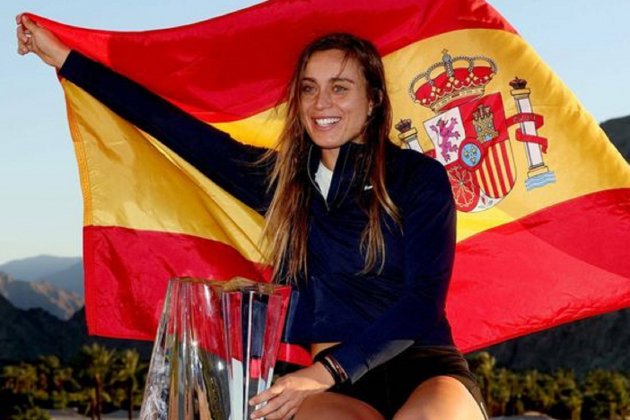 Paula Badosa cono la bandera de España