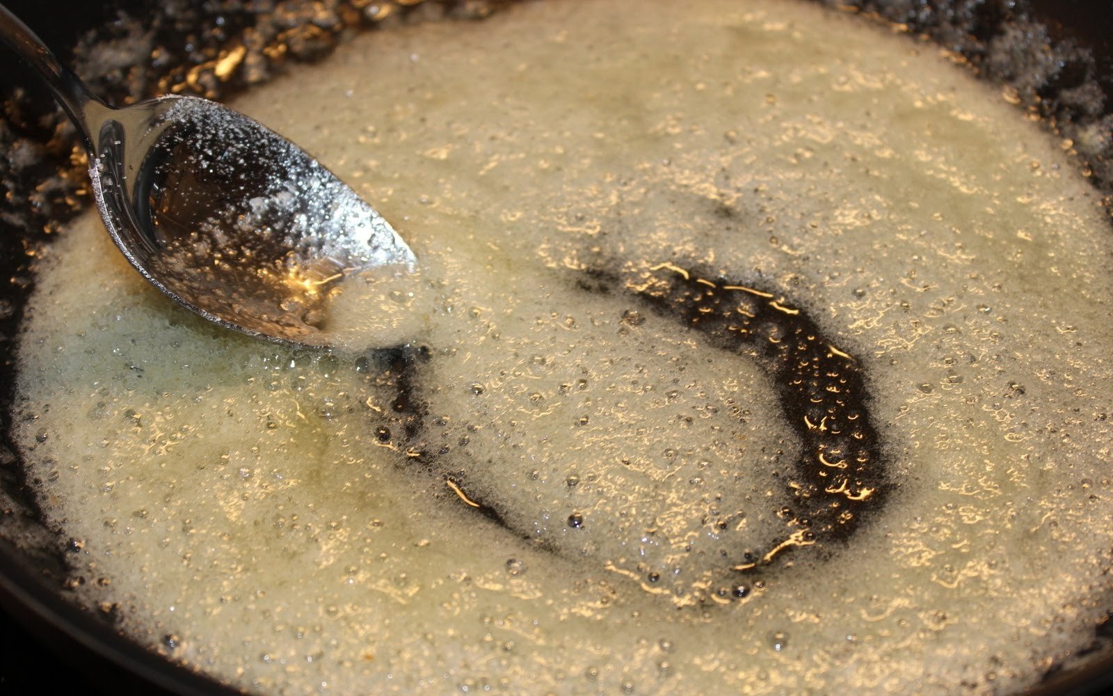 maduixes saltades pebre rom sobre gelat vainilla pas10