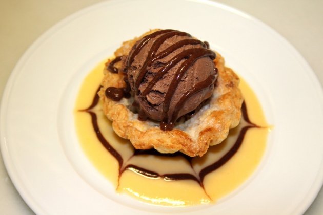 niu coca llardons gelat llet xocolata trossets xocolata fageda sobre dues cremes angleses pas43 niu coca llardons gelat llet xocolata trossets xocolata fageda sobre dues cremes angleses pas43
