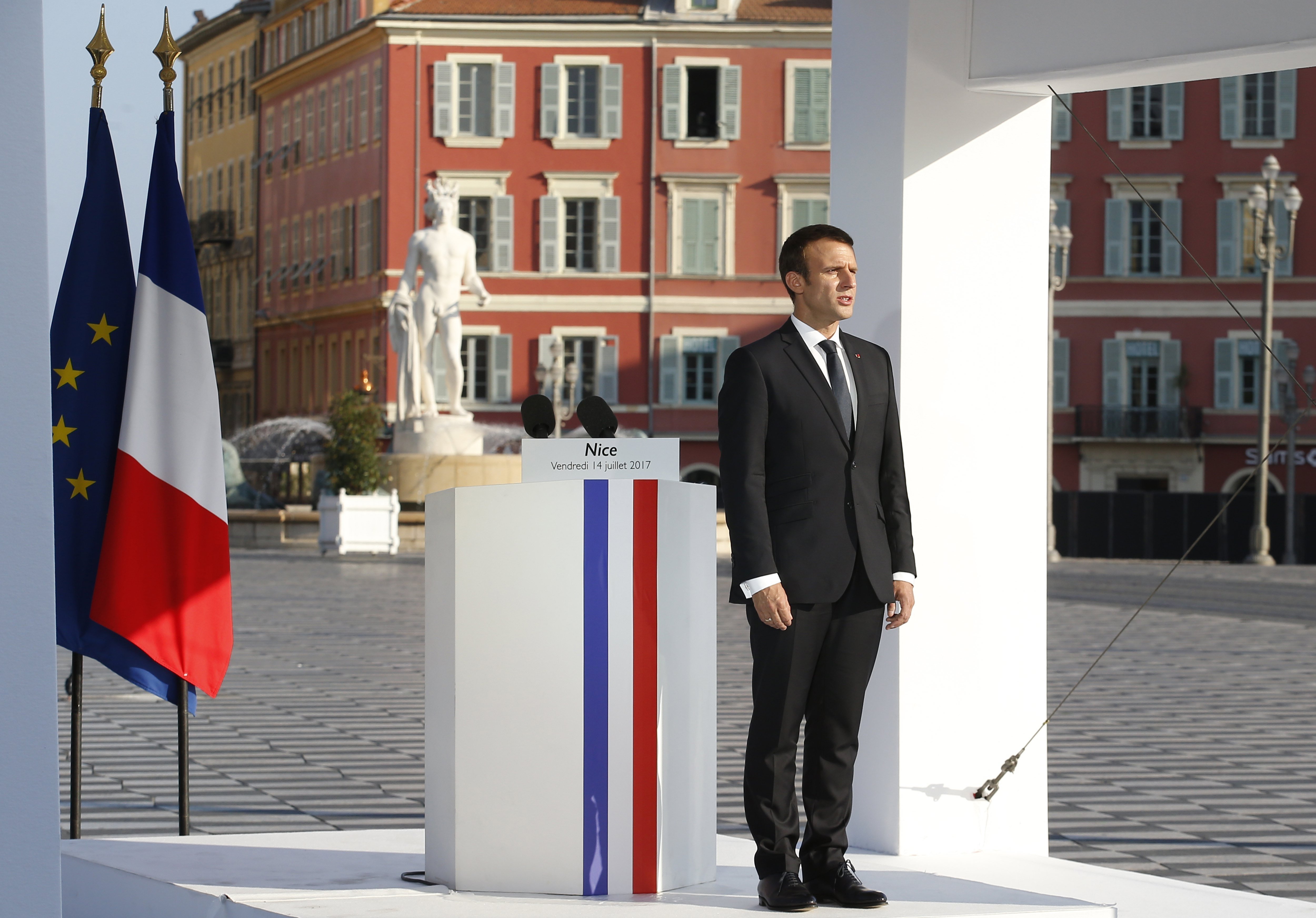Macron promet a les víctimes de Niça lluitar sense descans contra el terrorisme
