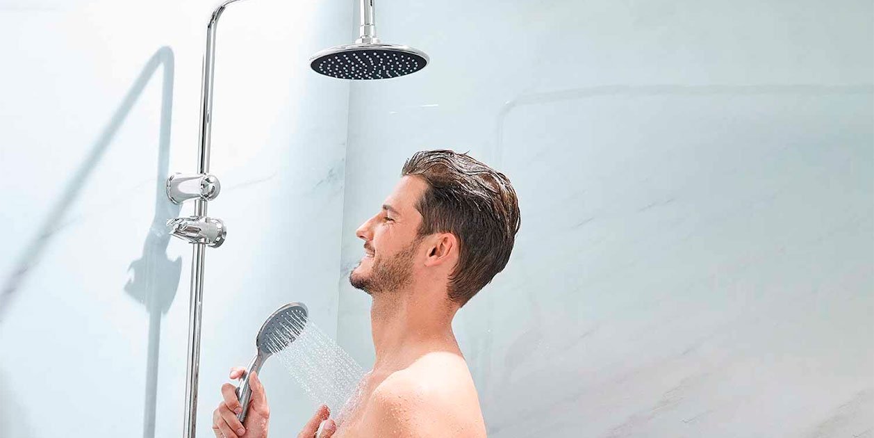 ¿Tiene algo de malo (o de bueno) orinarse en la ducha?