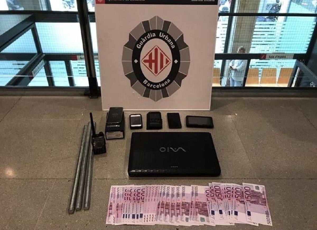 Tres detinguts per robar diners i objectes d'un cotxe a Barcelona