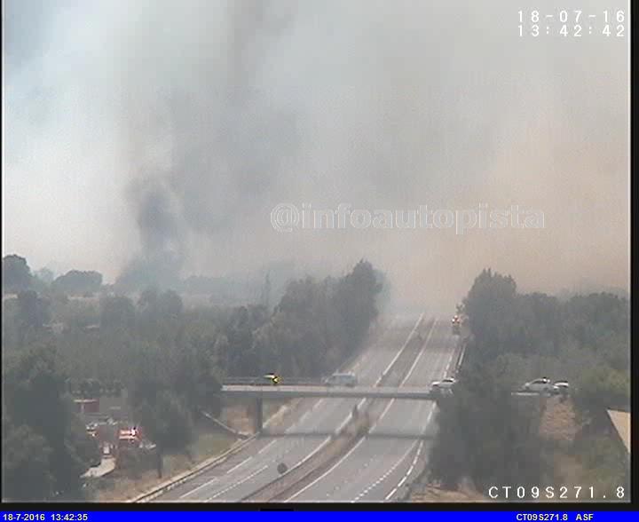 Reabiertas la AP-7 y la N-II al estabilizar el incendio forestal en la Catalunya Nord