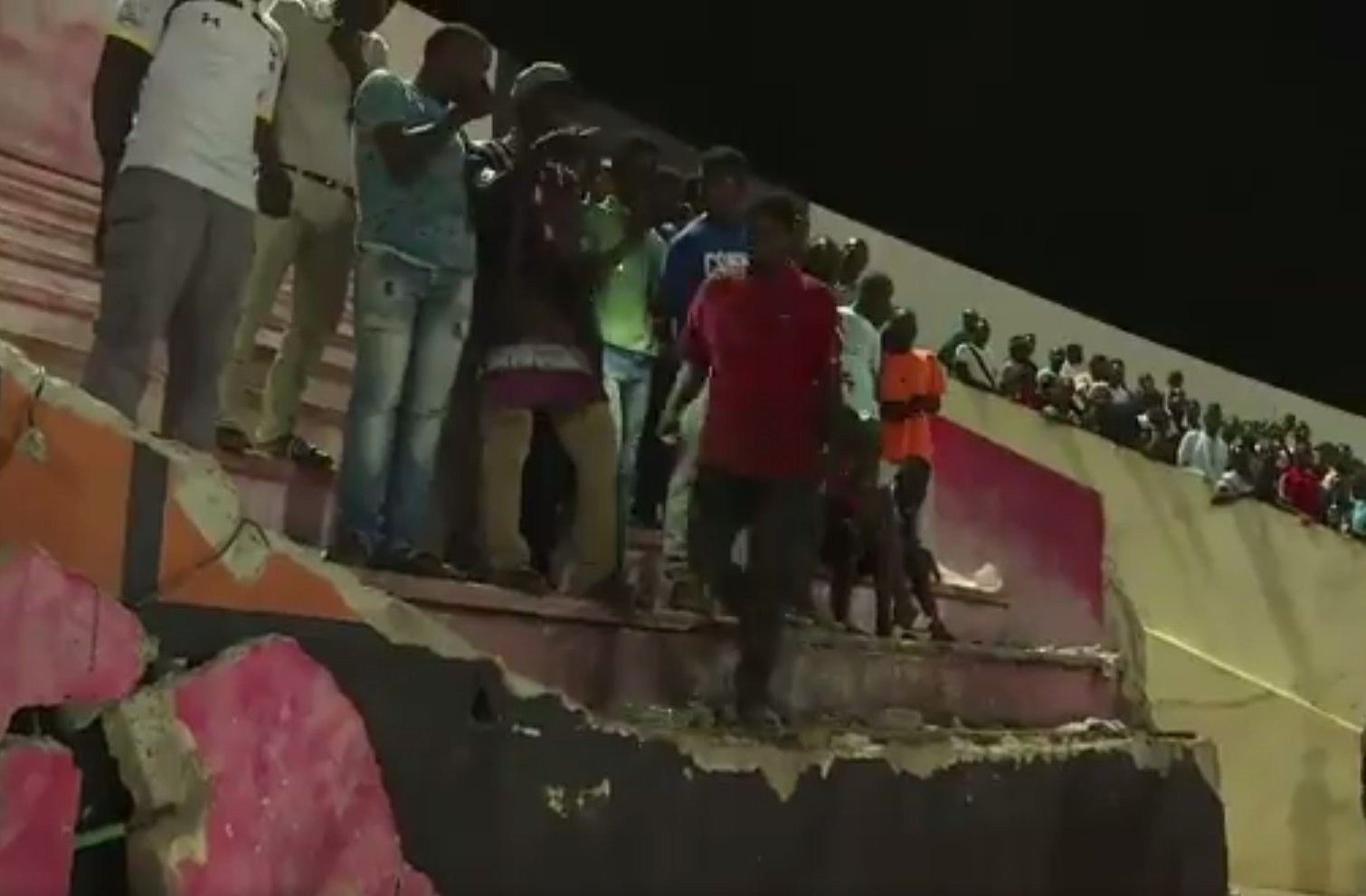 Nou morts en un estadi de Dakar per una allau