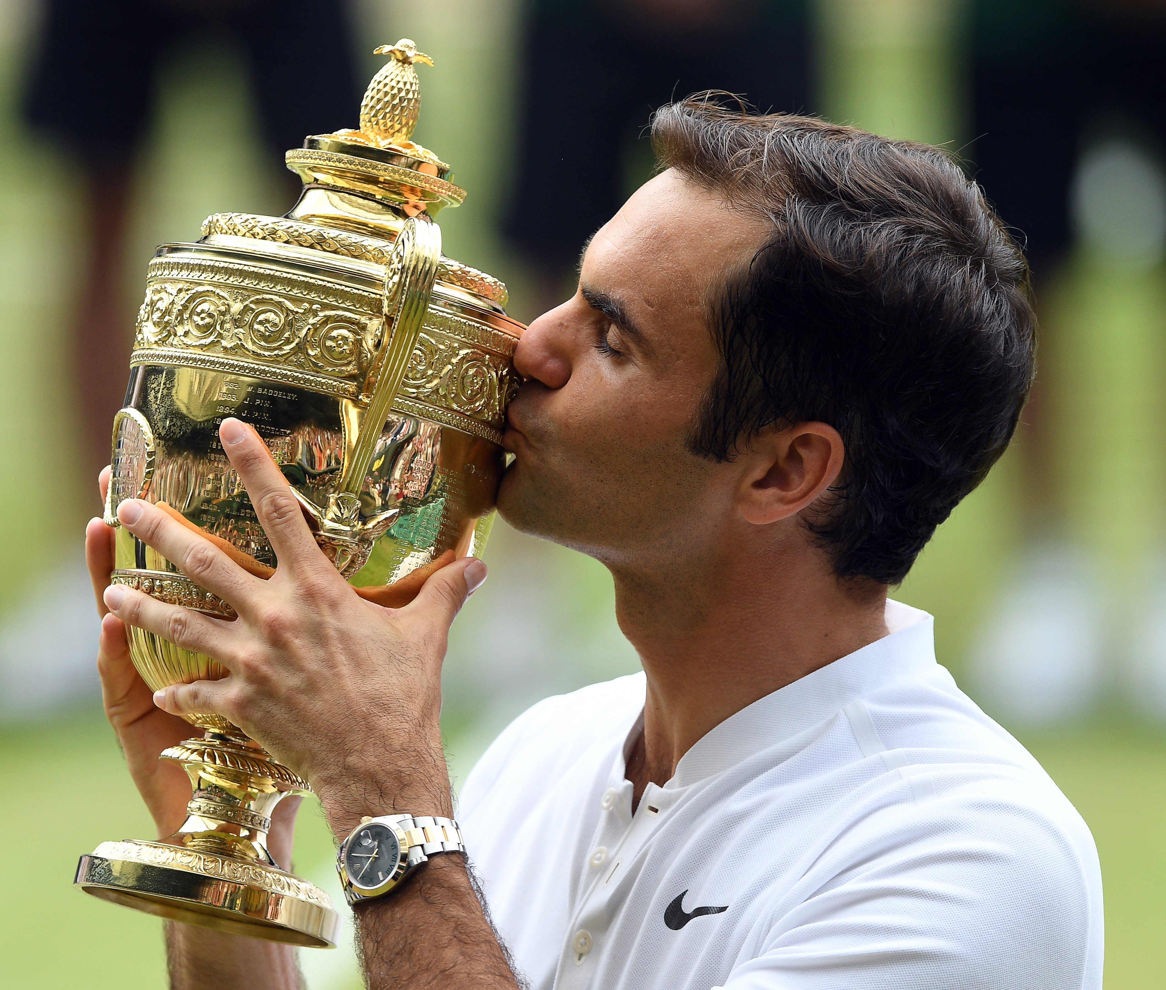 Federer segueix fent historia alçant-se amb el seu vuitè Wimbledon