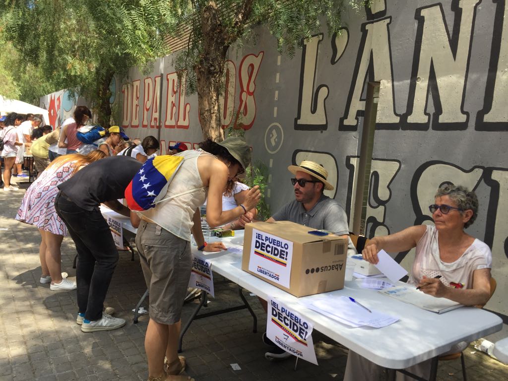 Colau impide votar en el referéndum de la oposición venezolana