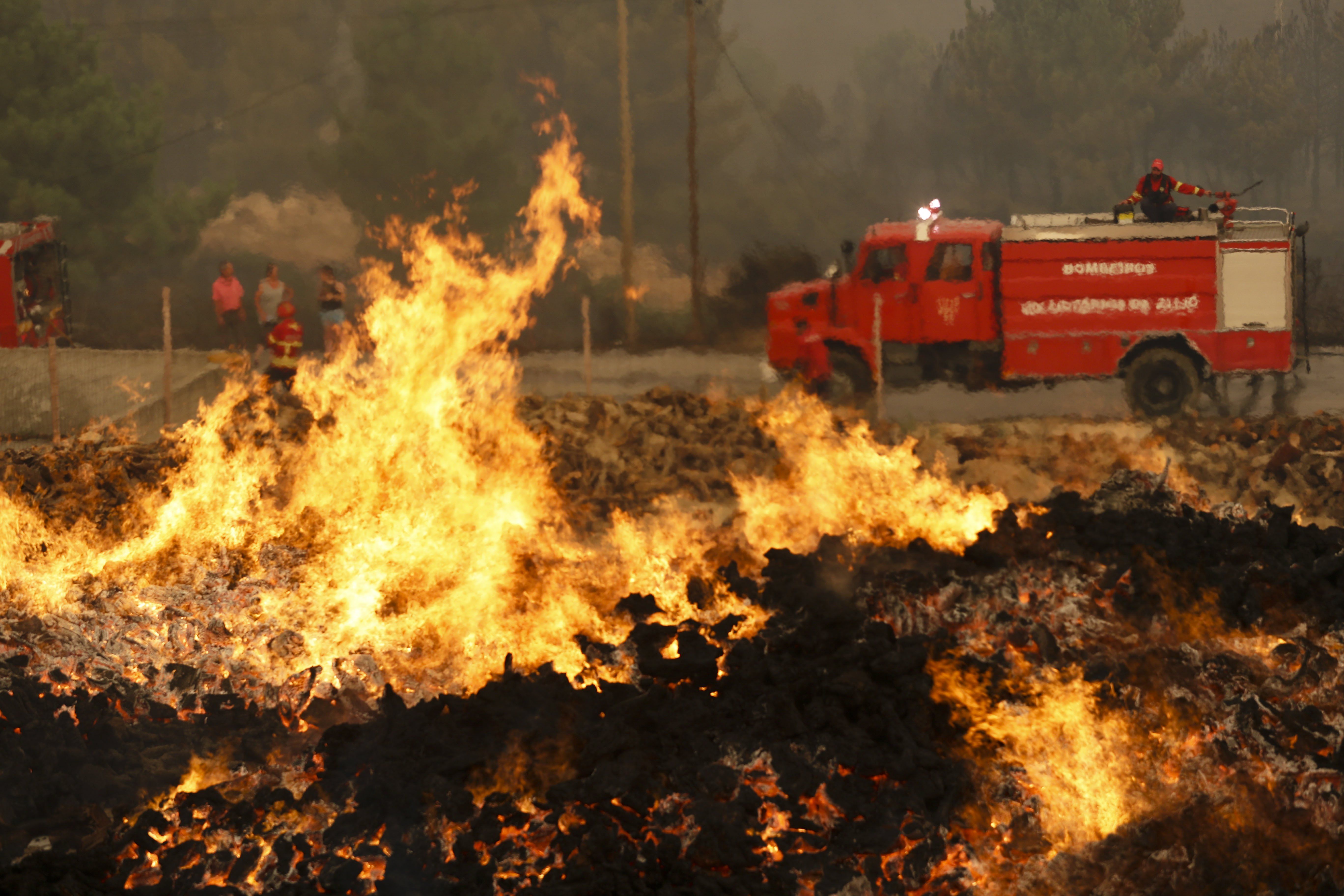 Más de 400 bomberos trabajan en un fuego en el norte de Portugal