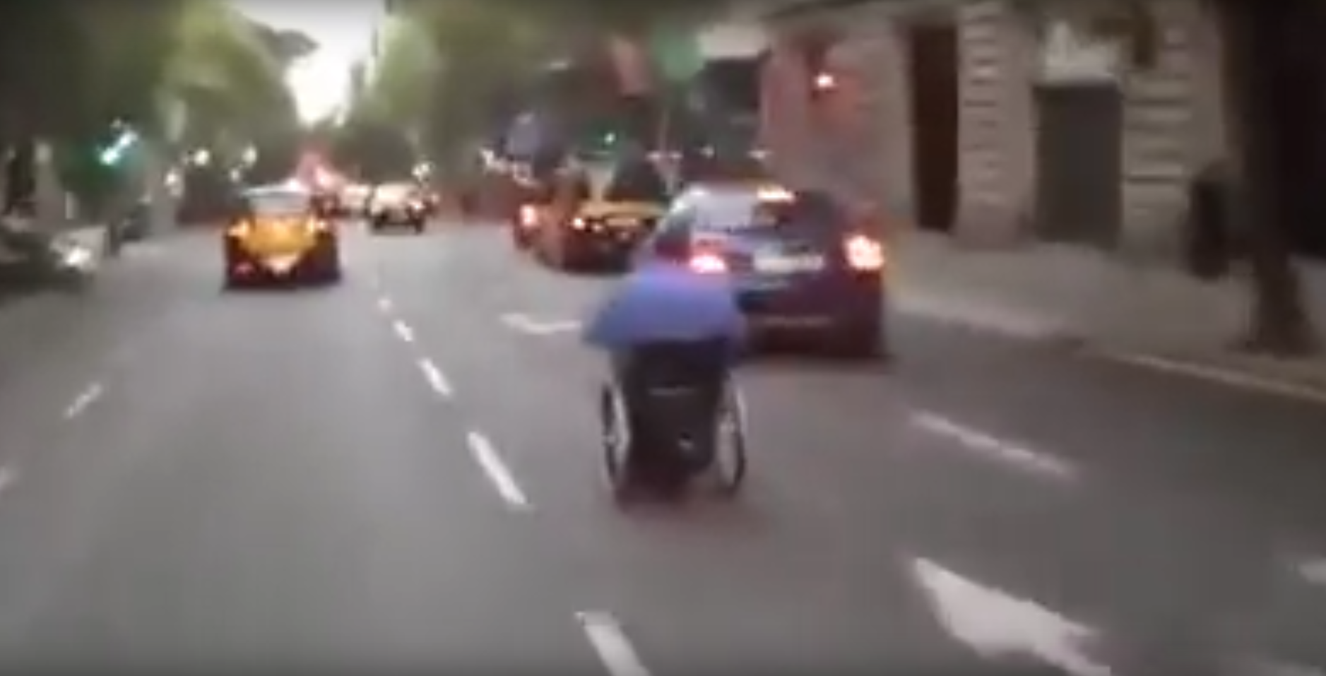 Un hombre en silla de ruedas baja por un carril bus de Barcelona a gran velocidad Un hombre en silla de ruedas baja por un carril bus de Barcelona a gran velocidad